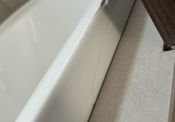 Large chip on an acrylic bath (AJ - March 2024 (before Large Crack On Outside Lip Of Bath)